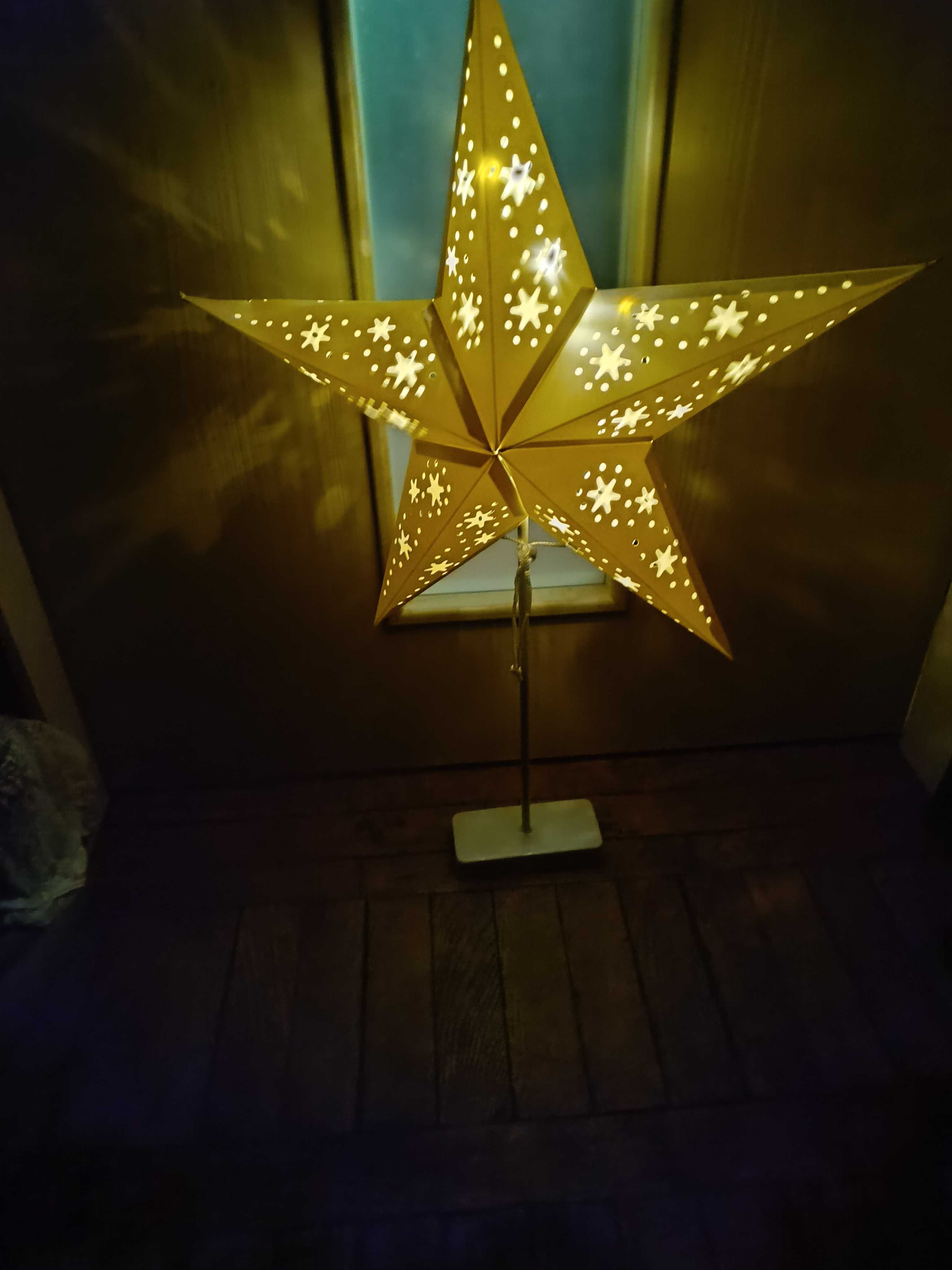 Gwiazda świecąca na stojaku
