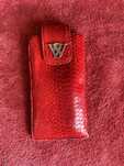 Estojo para óculos feito em couro de serpente. Victoria's Secret