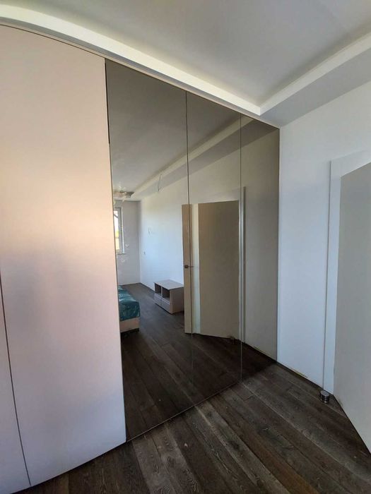 Бежевый комплект мебели для спальни, изготовленный на заказ.