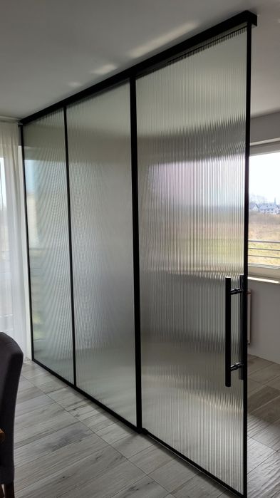 Drzwi szklane, loftowe, przesuwne w czarnych ramkach na wymiar