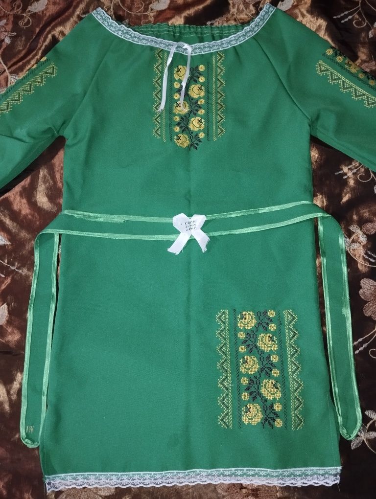Плаття вишете на дівчинку