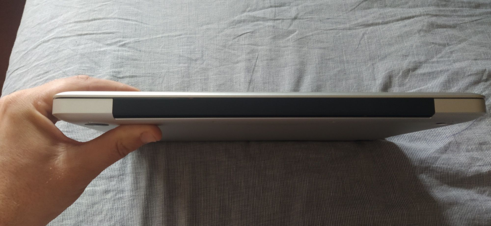 Apple A1278  без зарядного пристрою.