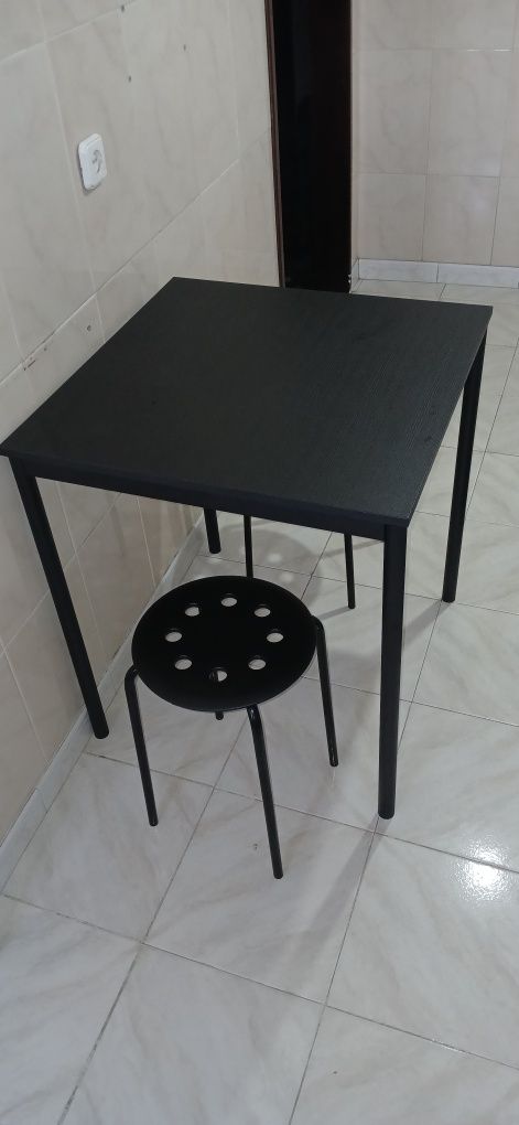 Mesa e dois bancos
