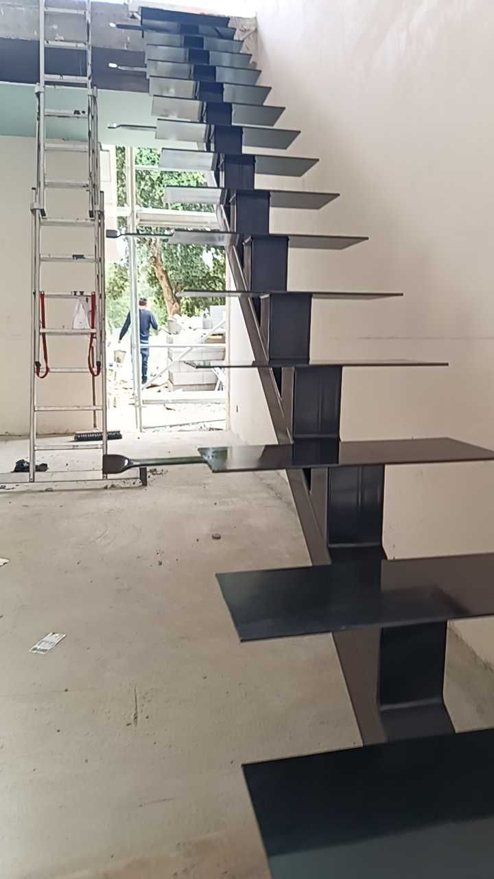 Portões, escadas, estrutura metálica e vedações em geral