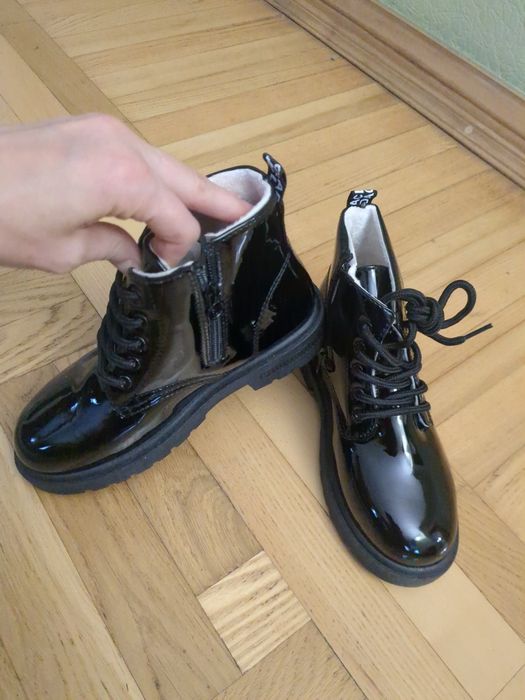 Черевички дівчачі лакові. 34 розмір . Нові.