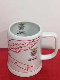 Caneca em loiça com 13 cm do clube de futebol Sport Lisboa e Benfica.