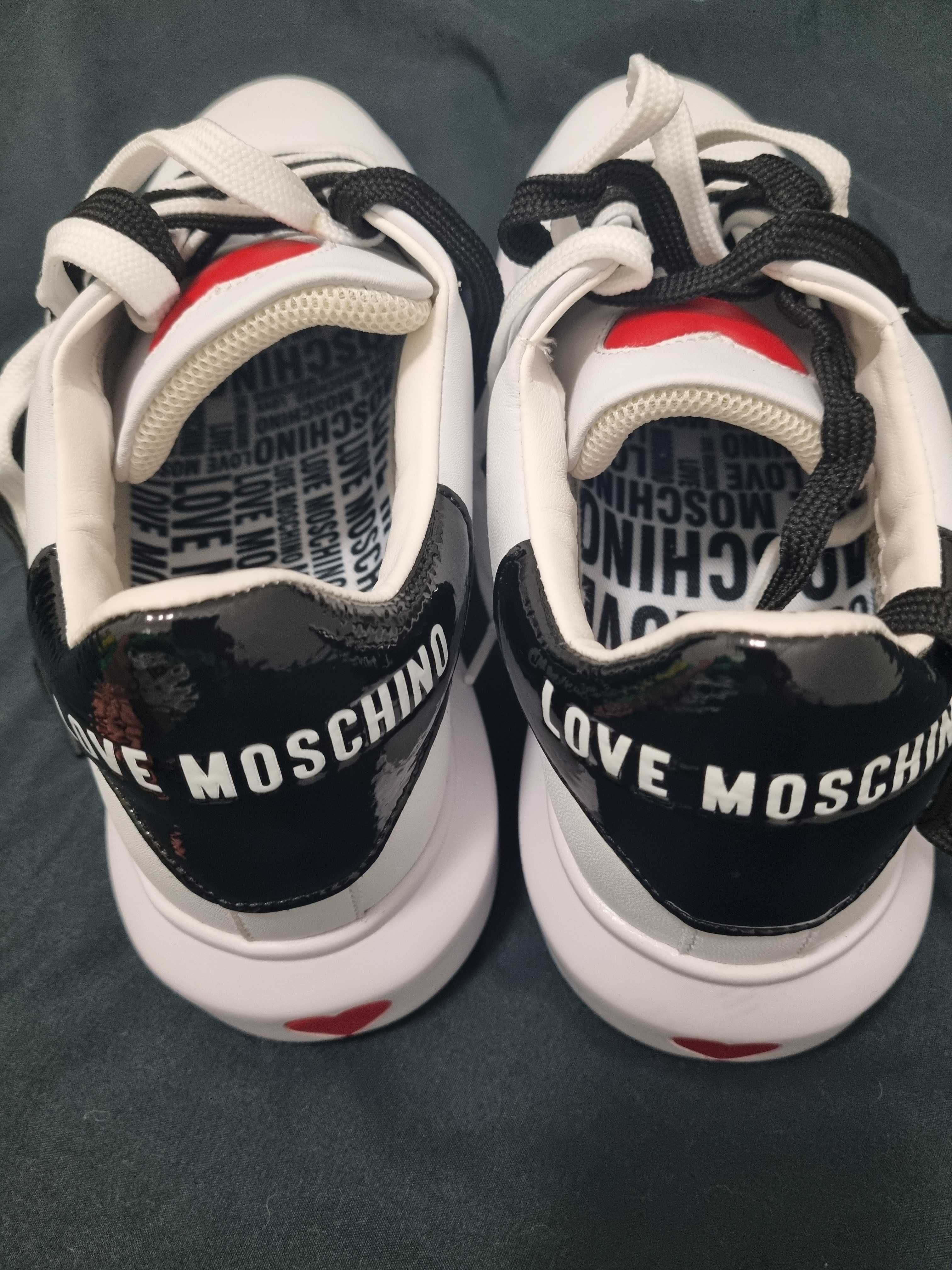 Продам жіночі кросівки Love Moschino