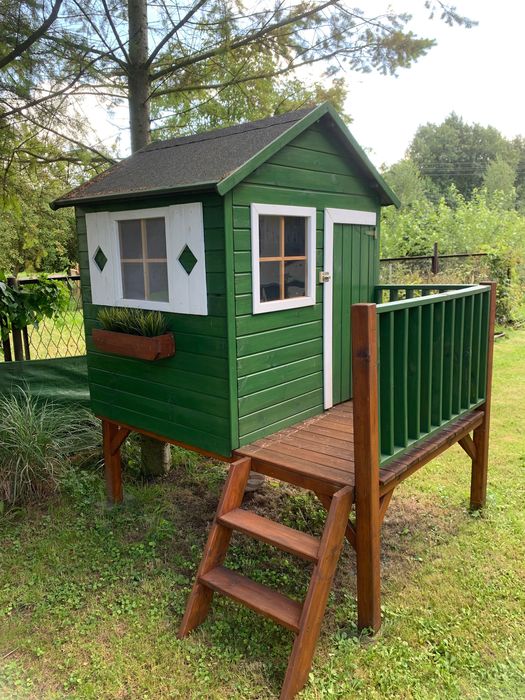 Drewniany domek dla dzieci