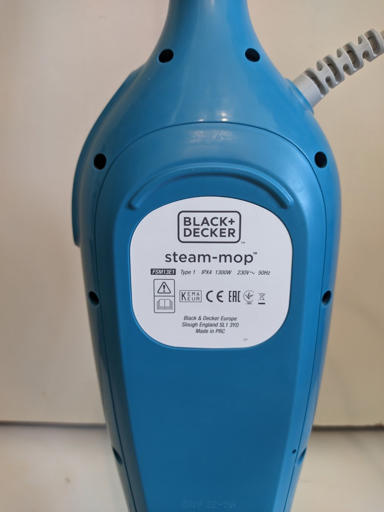Паровая щетка Black & Decker Steam Mop 1300 Вт FSM13E1