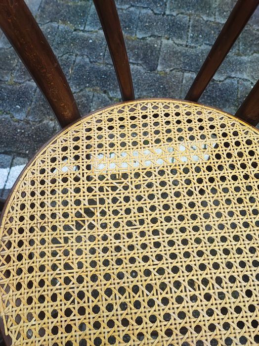 Krzesła typu Thonet.