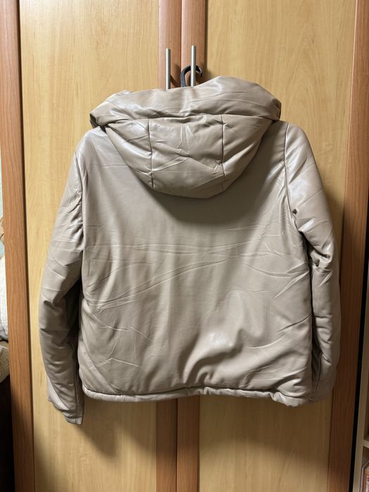 Куртка бежева із шкірзаму