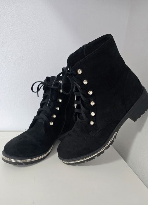 Botas de senhora com strass. Tamanho 38.