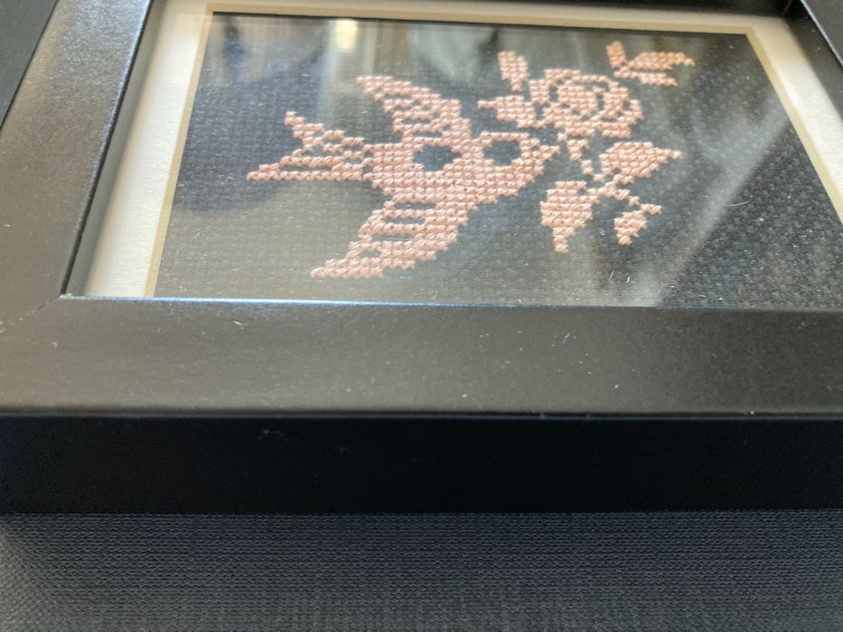 Haft krzyżykowy, ptak z kwiatem, w ramce