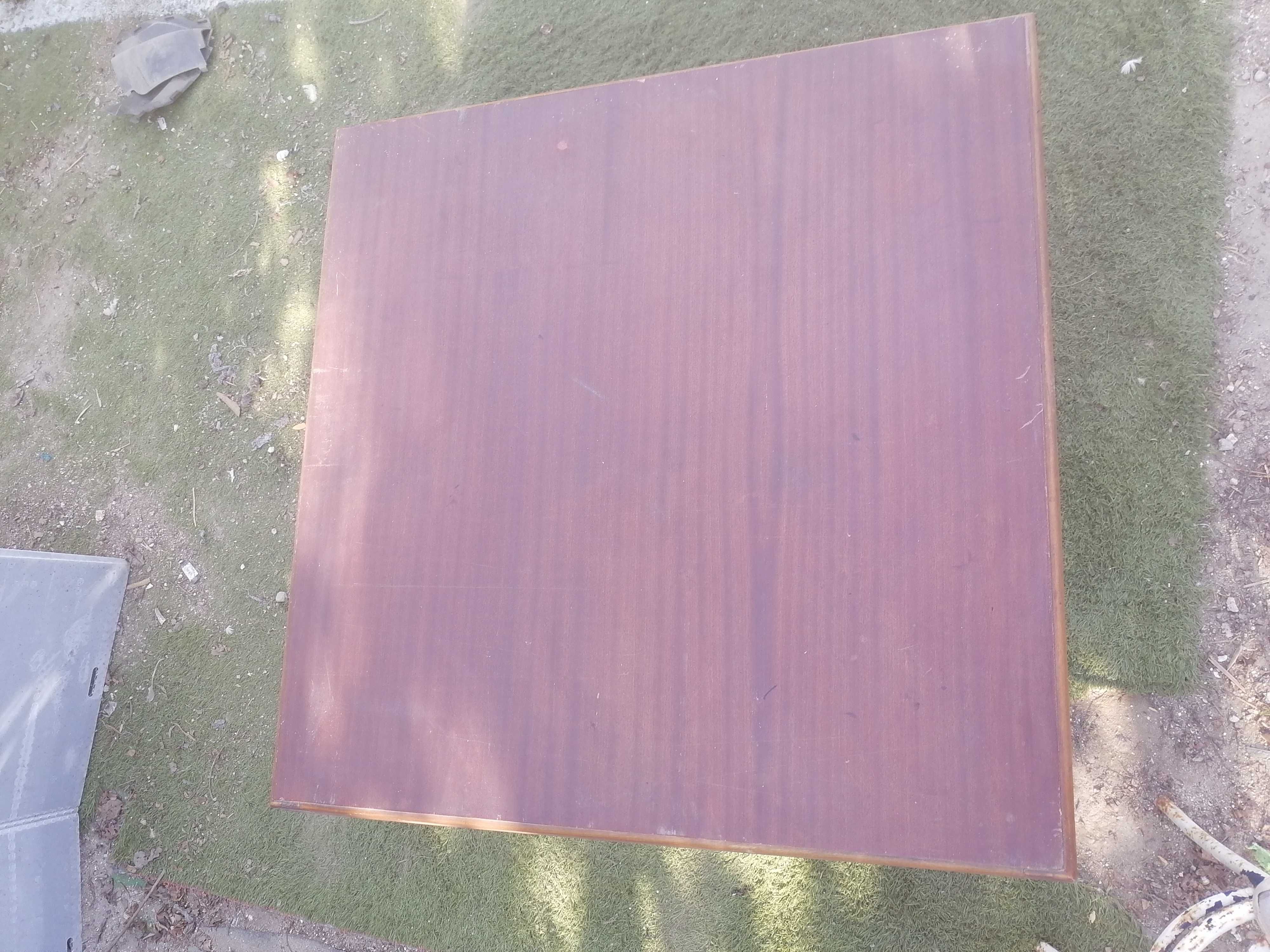 Mesa de madeira em bom estado