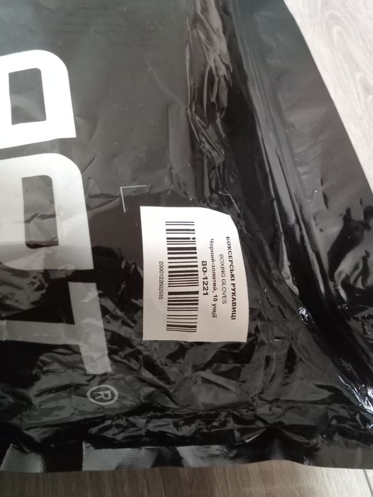 Продам боксерські рукавиці, на 10 унцій + бінти(zelart) чорні 4м.