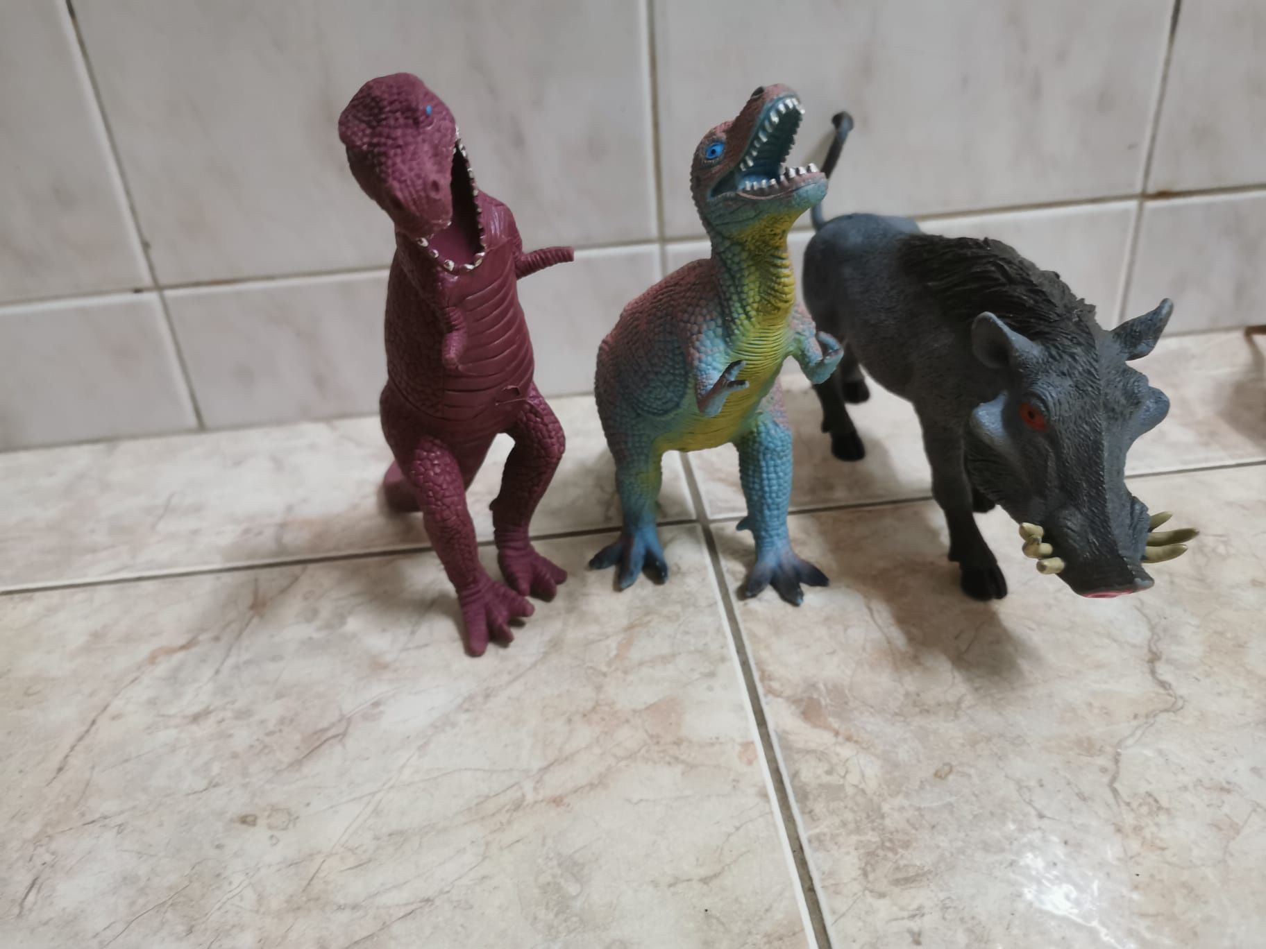 Dinossauros / crocodilo / javali médios