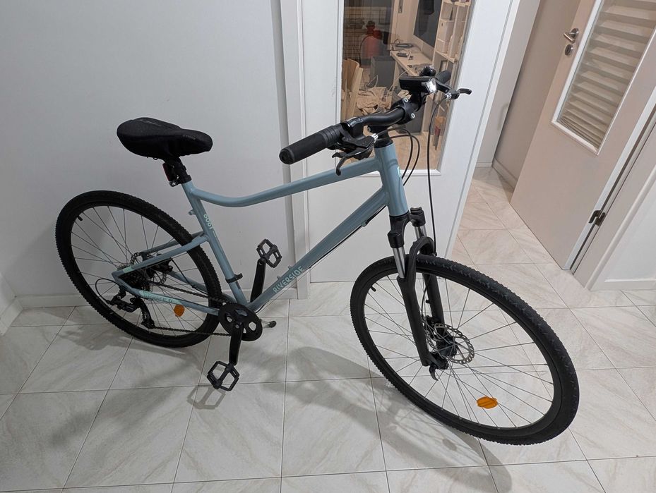 Bicicleta Riverside 500 c/ descanso, luzes, capacete e outros