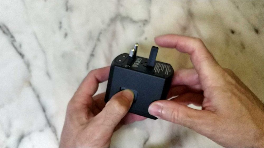 Adaptador Universal de Viagem Tomadas EU/UK/US/AU + 4 USB NOVO