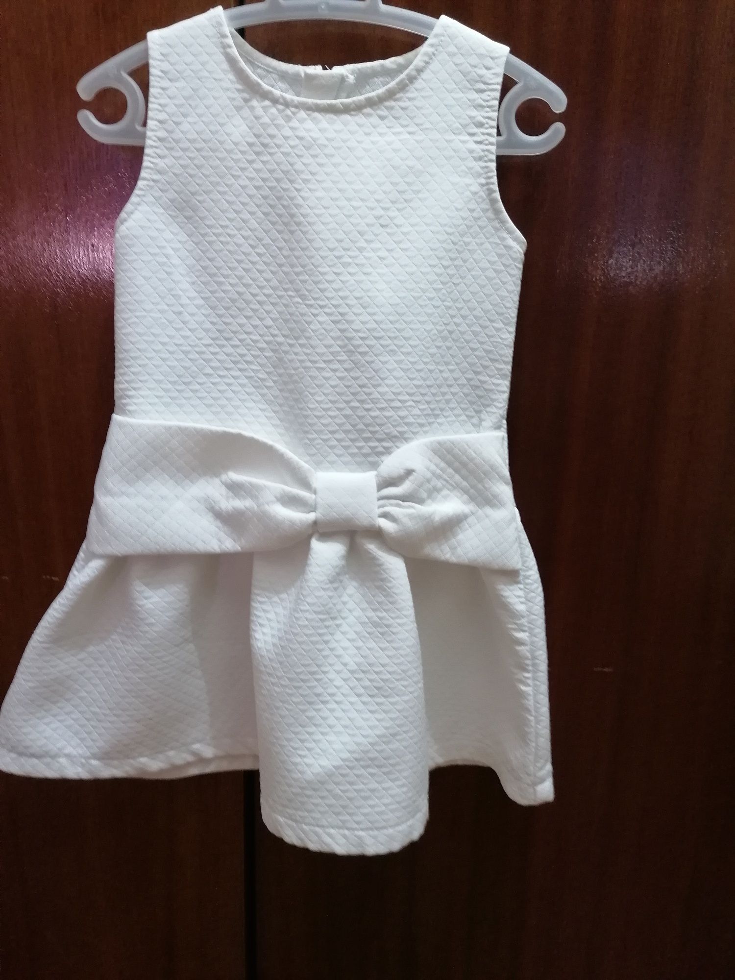 Vestido branco com laço