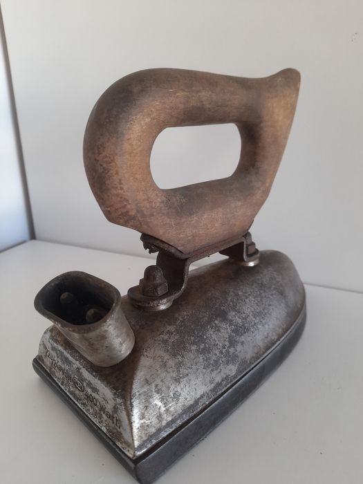 Stare żelazko kolekcjonerskie Omega.