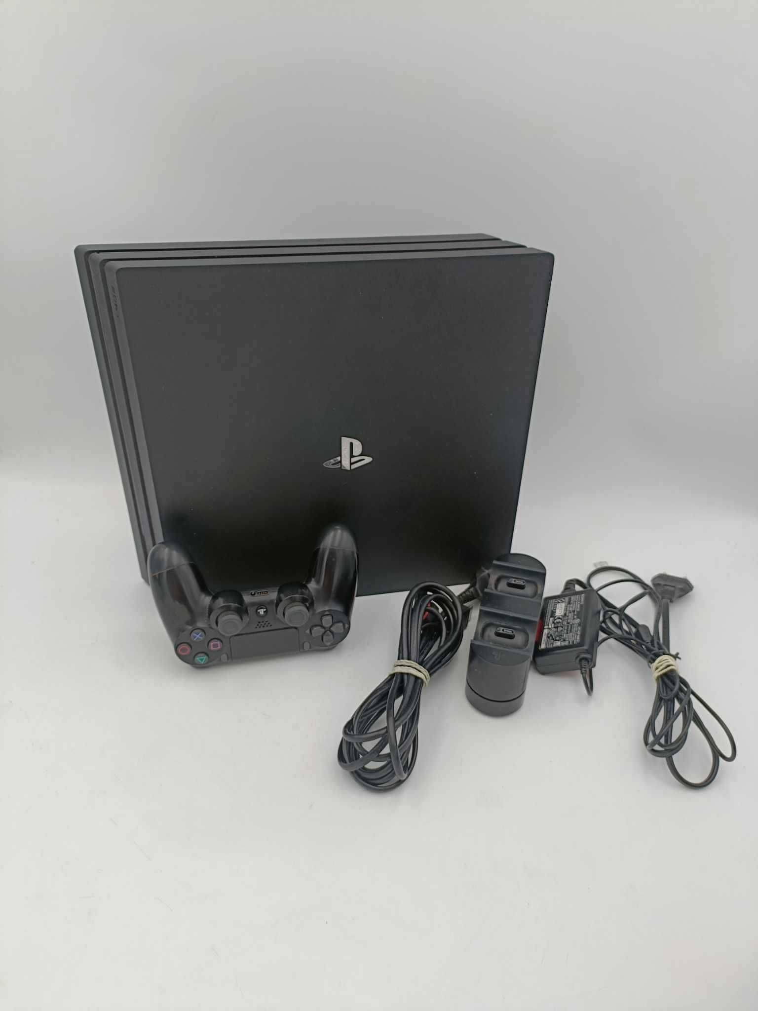 Konsola Sony PlayStation 4 PRO 1 TB CUH-7216B Pad Ładowarka