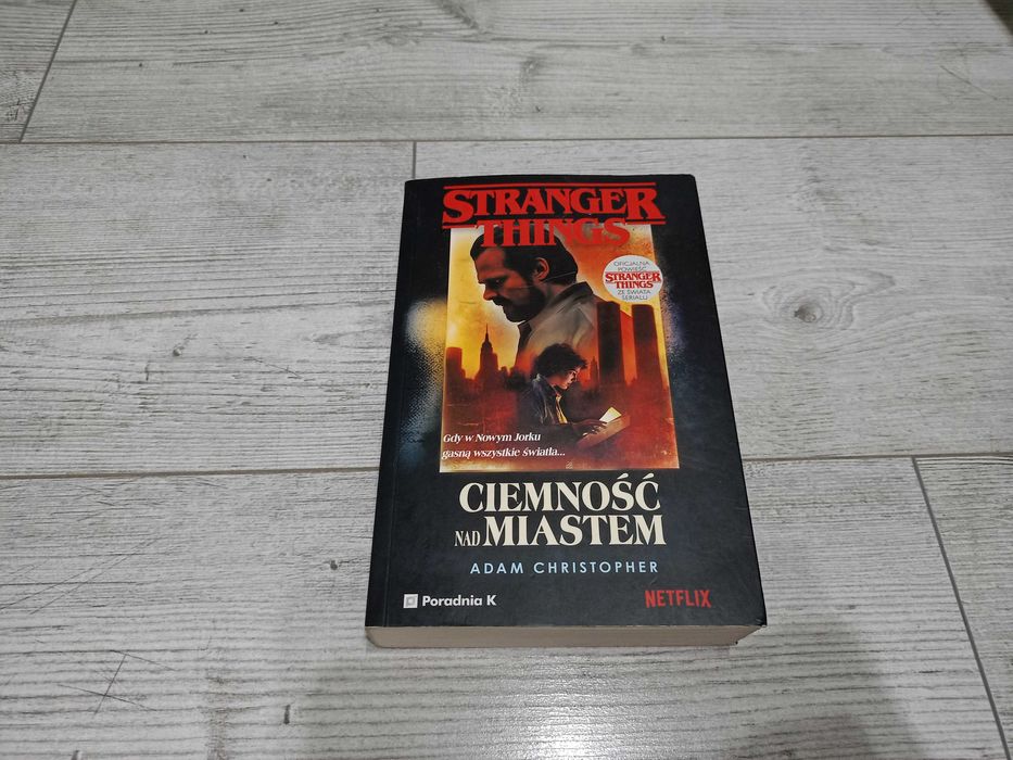 Książka Stranger things ciemność nad miastem