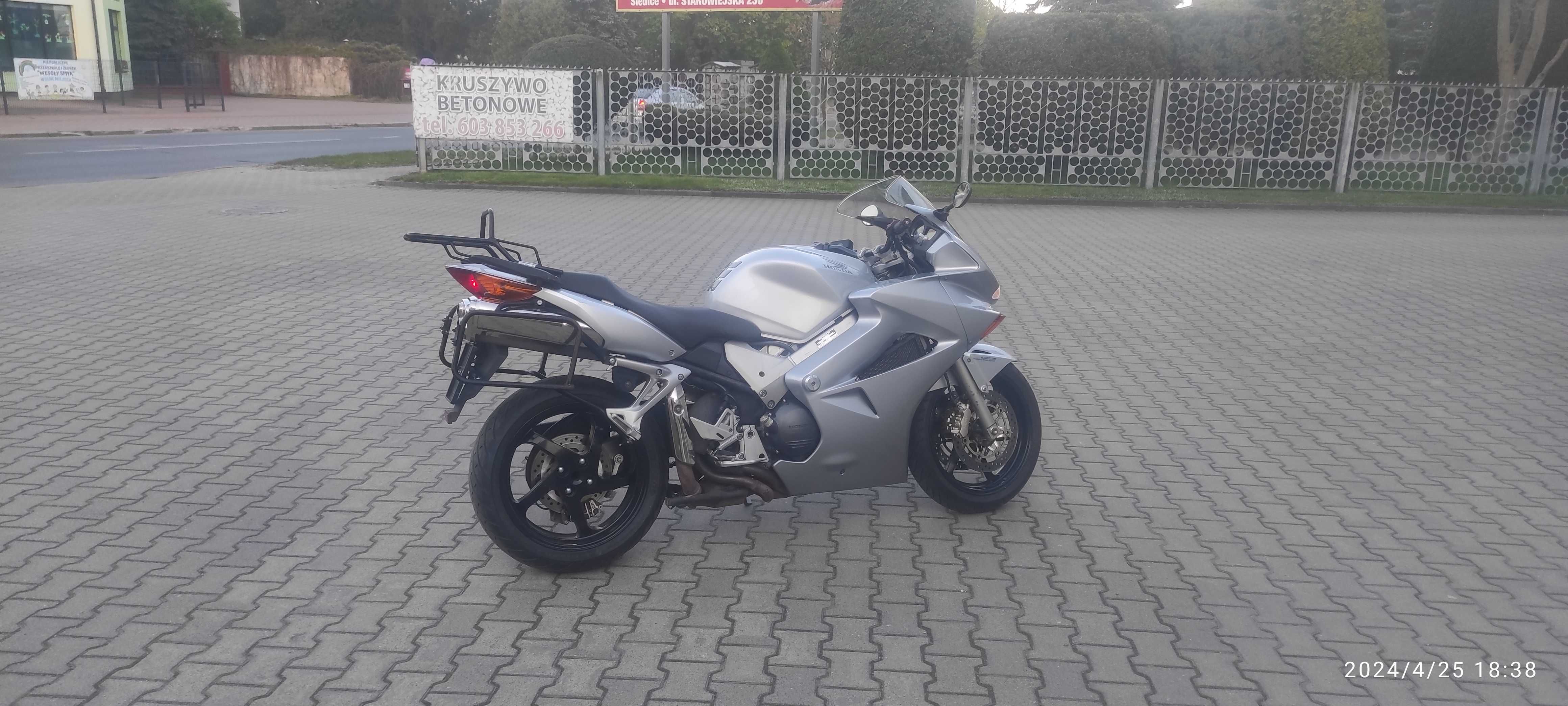 HONDA  VFR 800.       .