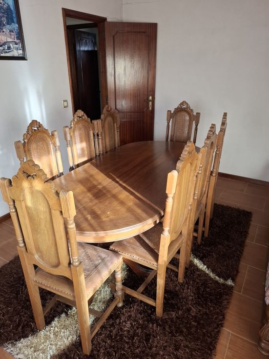 Bar de sala com mesa e cadeiras