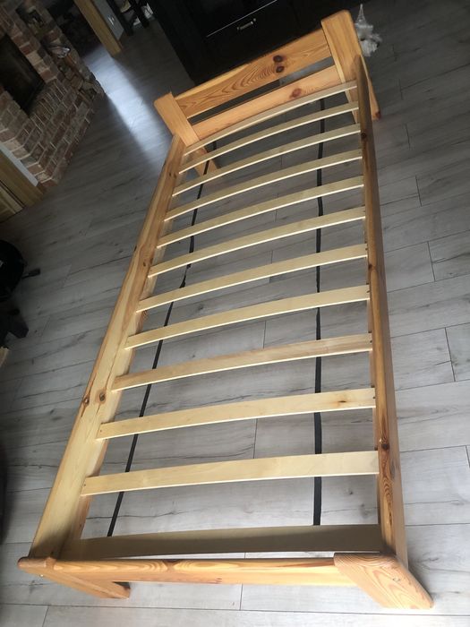 Sprzedam sosnowe łóżko wraz z materacem 90x200