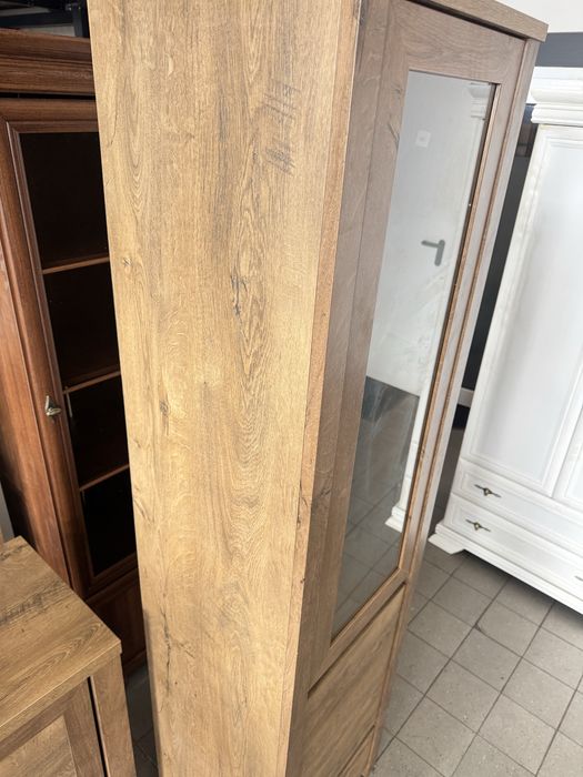 Witryna ze szklanymi drzwiami