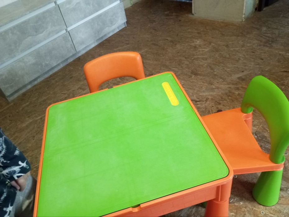 Продам дитячий стіл + 2 стільчика
