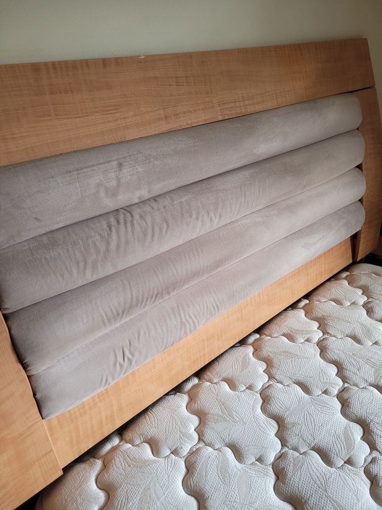 Komplet mebli  łóżko z nakastlikami i materacem