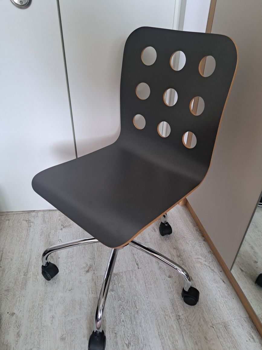krzesło obrotowe drewniane