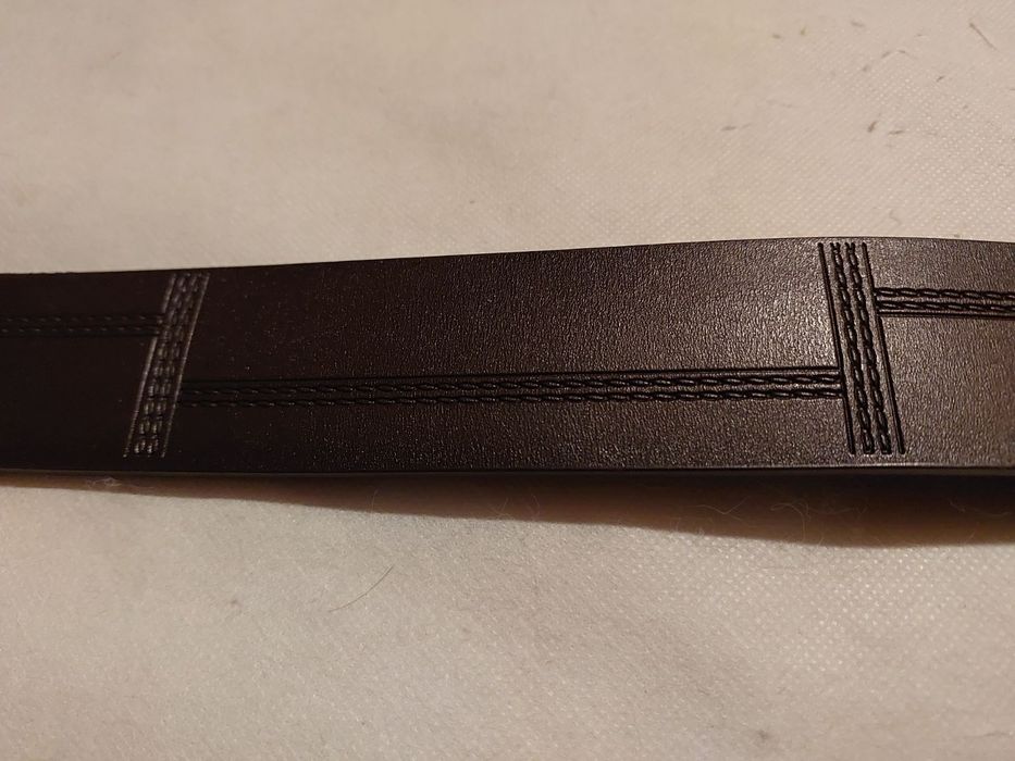 Мужской кожаный ремень с пряжкой.