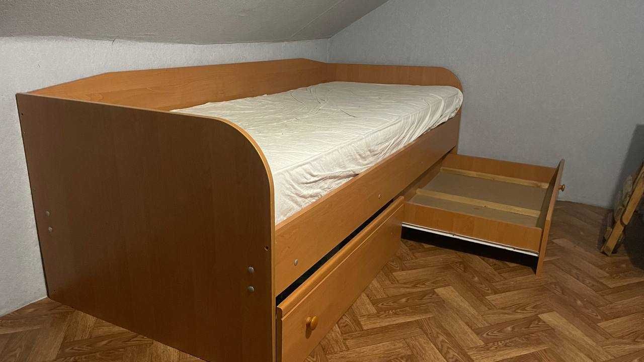 Односпальне ліжко з висувною шухлядою, у гарному стані