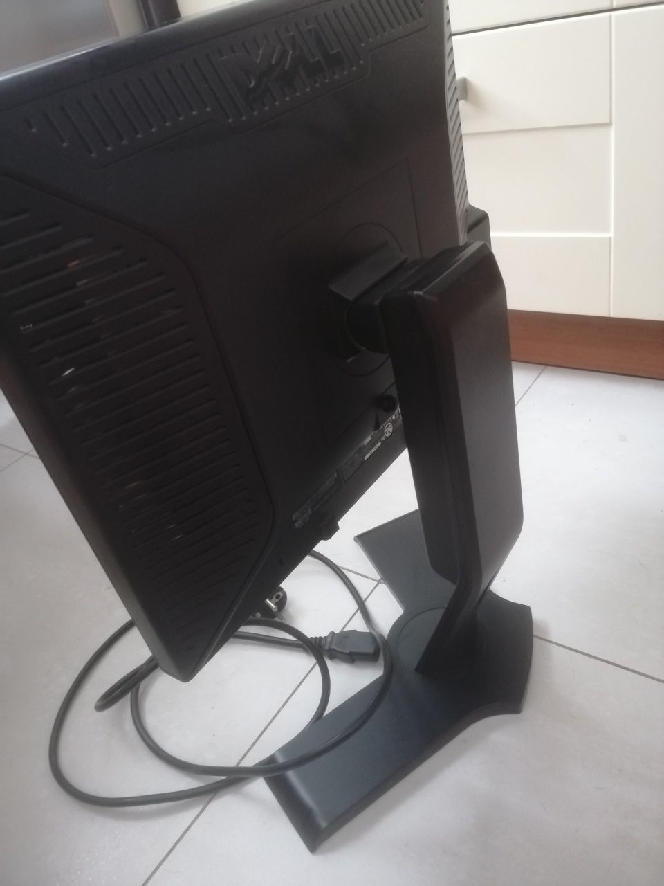 Monitor Dell na stopce