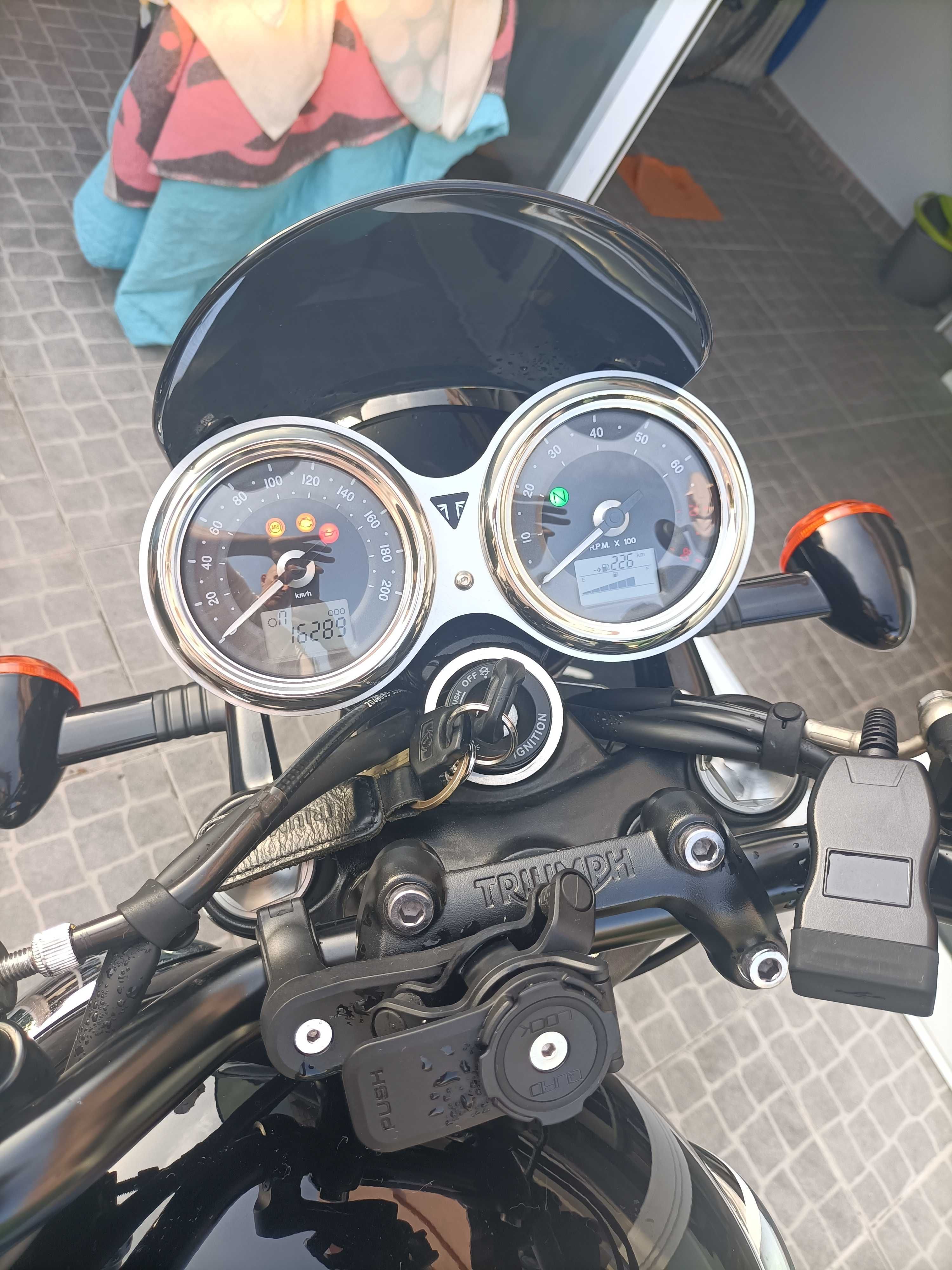 Triumph Bonneville T100 - 900CC - Ano 2017