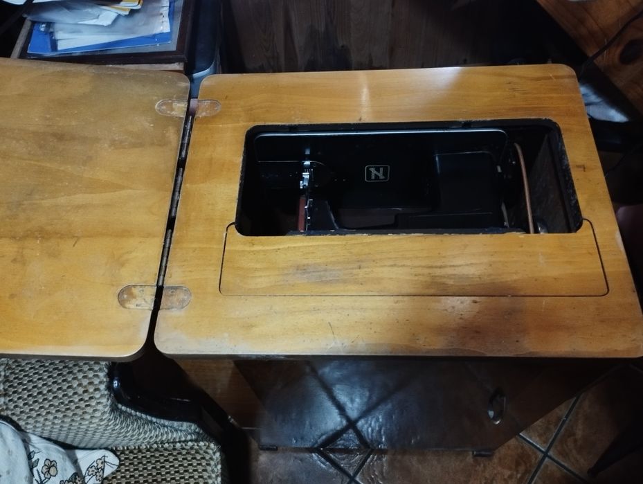 Máquina de costura, antiga , marca Necchi
