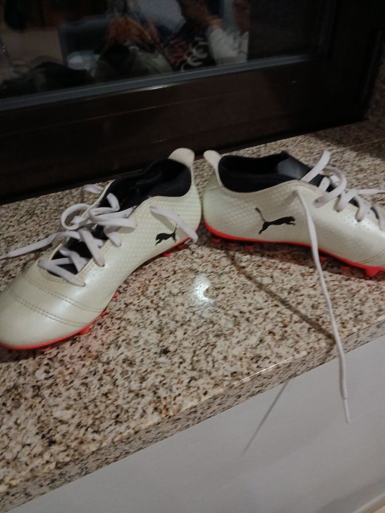 2 pares de chuteiras uma adidas outra  puma