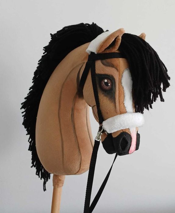 Konik Hobby Horse A3 gniady ujeżdżeniowy z ogłowiem i wodzami