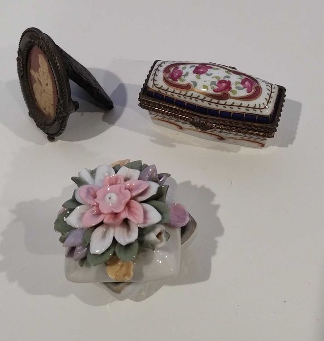 Conjunto de miniaturas de porcelana e outros