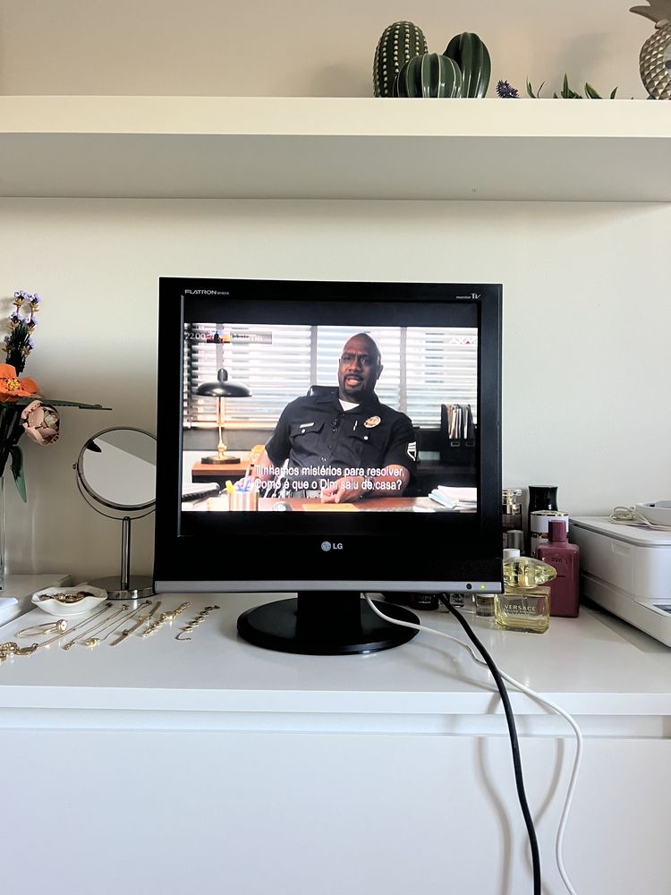 tv em bom estado, funciona