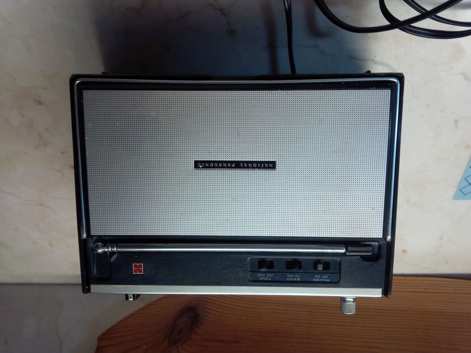 Radio Panasonic antigo a funcionar