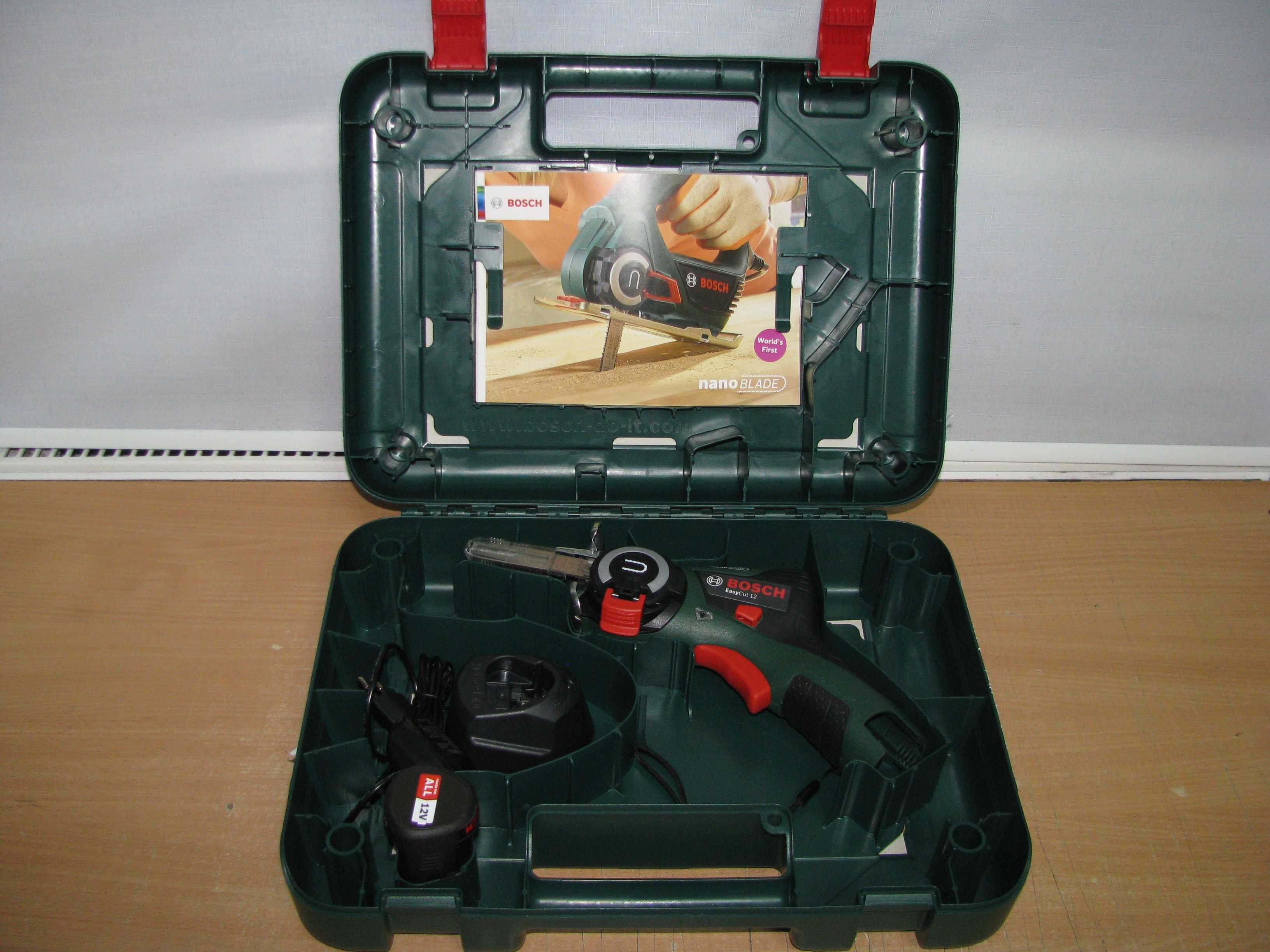 Акумуляторна пила Bosch EasyCut 12, акб 12 V 2 Ah