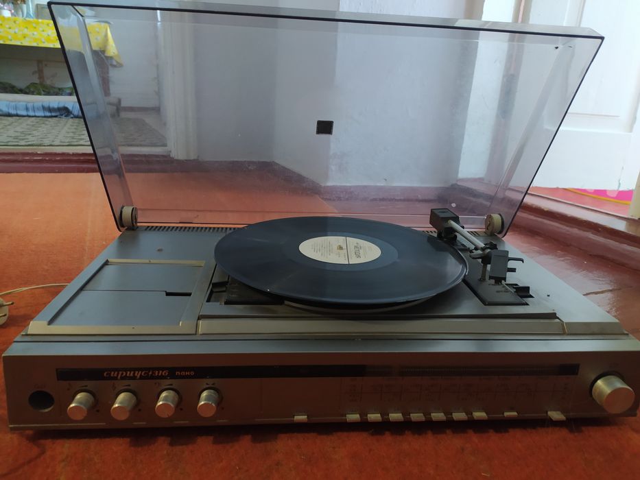 Проигрыватель и колонки