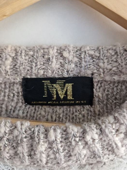 Elegancki i ponadczasowy sweter wykonany z luksusowej wełny