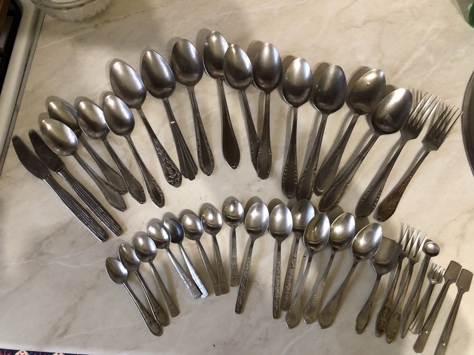 Посуд різний миски емальовані ложки виделки  тортівниця термос