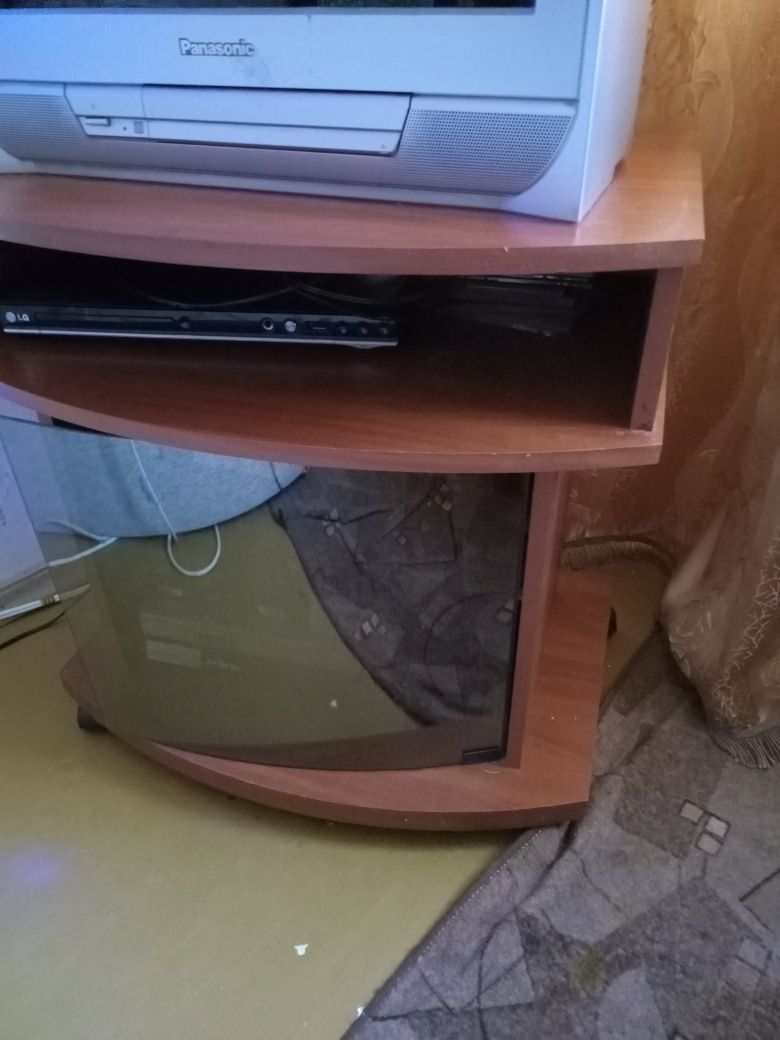 Тумбочка  под телевизор с зеркальной дверцей