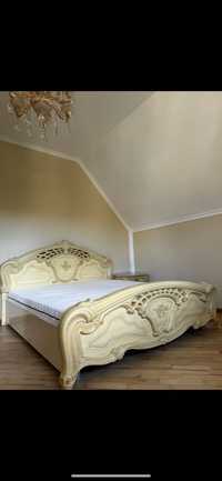 Двухспальная кровать деревянная с матрасом