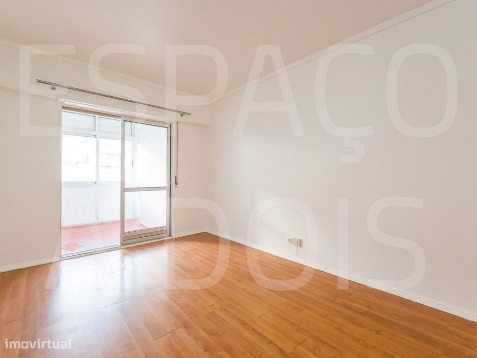 Cozinha Totalmente Equipada; TUDO À MÃO! Autocarros à porta. Excele...